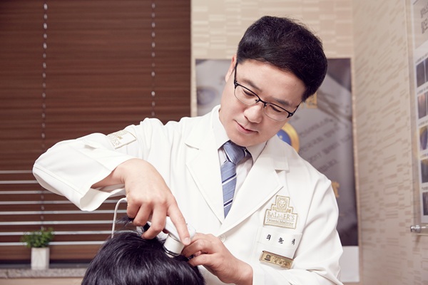 스트레스 이후 여러 부위에서 동시 탈모 발생했다면… 확산성 원형탈모 가능성